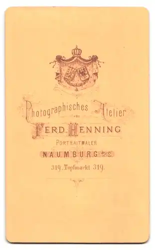 Fotografie Ferd. Henning, Naumburg a / S., Topfmarkt 319, Herr mit zur Seite gekämmten Haaren trägt eine Fliege