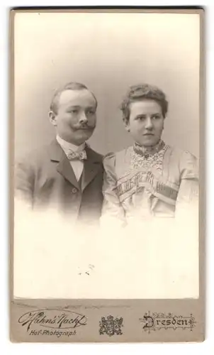 Fotografie Hahn`s Nachf., Dresden, Ferdinandstr. 11, Mann mit Schnauzbart und Dame mit Ohrsteckern