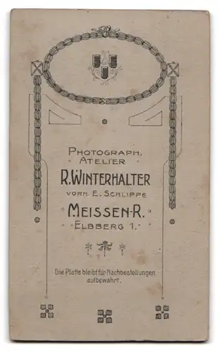 Fotografie R. Winterhalter, Meissen, Elbberg 1, Stattlicher Herr mit Schnurrbart lehnt auf einem Tisch