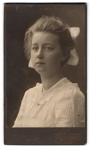 Fotografie Hahn Nachf. Inh. E. Müller, Dresden, Ferdinand-Str. 11, Junge Dame mit weissem Haarband und Spitzenkleid