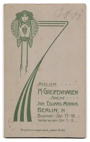 Fotografie H. Greifenhagen Nachf. Inh. Edward Morris, Berlin, Brunnenstr 17 / 18, Herr mit Schnauzbart vor Wandteppich
