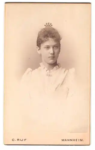 Fotografie C. Ruf, Mannheim, Portrait junge Dame mit zurückgebundenem Haar