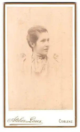 Fotografie C. Wilhelm, Koblenz, Löhrrondell 5 A, Portrait junge Dame in hübscher Kleidung