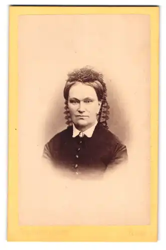 Fotografie Jean Bapitste Feilner, Bremen, Wall 185, Portrait bürgerliche Dame mit Haube u. Kragenbrosche