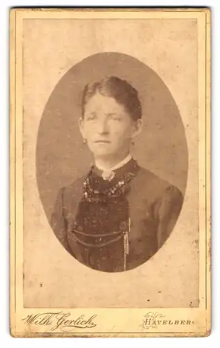 Fotografie Wilh. Gerlich, Havelberg, Chausseestrasse 4, Portrait junge Dame in modischer Kleidung