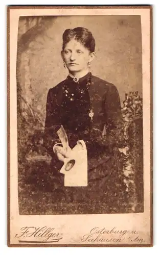 Fotografie F. Hillger, Osterburg, Seehausen i. Am., Portrait junge Dame in hübscher Kleidung