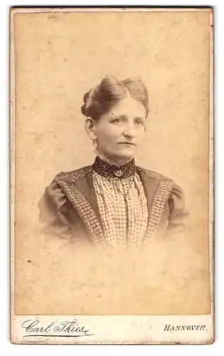 Fotografie Carl Thies, Hannover, Höltystrasse 13, Portrait junge Dame im modischen Kleid