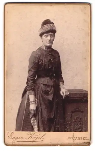 Fotografie Eugen Kegel, Kassel, G. Rosenstrasse 5, Portrait bürgerliche Dame in modischer Kleidung