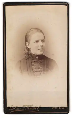 Fotografie Friedr. Hertel, Weimar, Deinhardtgasse 22, Portrait junge Dame in modischer Kleidung
