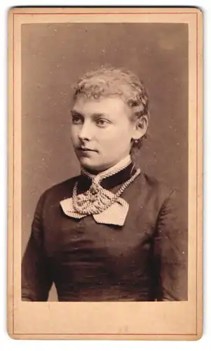Fotografie L. Belitski, Nordhausen, Portrait junge Dame mit Kragenbrosche und Halskette