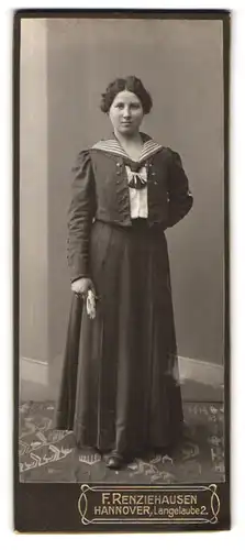 Fotografie F. Renziehausen, Hannover, Langelaube 2, Portrait junge Dame in modischer Kleidung