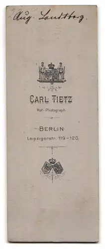 Fotografie Carl Tietz, Berlin, Leipzigerstrasse 119-120, Portrait junger Herr im Anzug mit Handschuhen