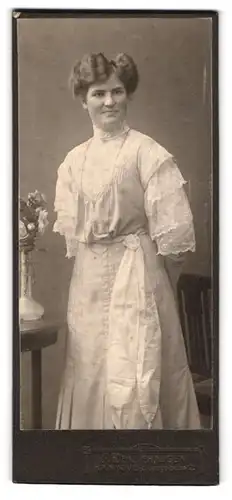 Fotografie F. Renziehausen, Hannover, Langelaube 2, Portrait junge Dame im hübschen Kleid