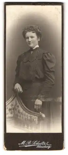 Fotografie M. B. Schultz, Flensburg, Portrait junge Dame im Kleid