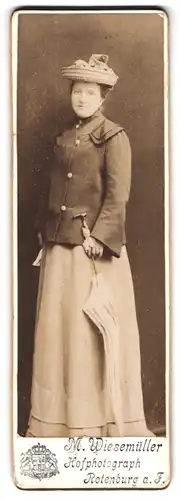 Fotografie M. Wiesemüller, Rotenburg a. F., Portrait modisch gekleidete Dame mit Schirm