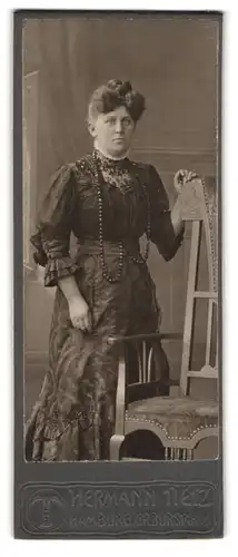 Fotografie Hermann Tietz, Hamburg, Gr. Burstah, Portrait bürgerliche Dame im Kleid