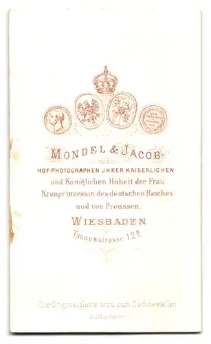 Fotografie Mondel & Jacob, Wiesbaden, Taunusstrasse 12 a, Portrait ältere Dame mit Haube u. Kragenbrosche