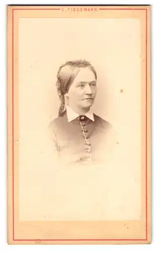 Fotografie Emil Tiedemann, Bremen, Richtweg 12, Portrait ältere Dame mit Haube u. Kragenbrosche