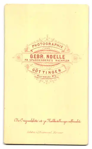 Fotografie Gebr. Noelle, Göttingen, Kurzestrasse 5, Portrait bürgerliche Dame mit Kragenbrosche und Halskette