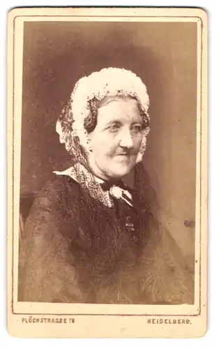 Fotografie Eduard Schultze, Heidelberg, Plöckstrasse 79, Portrait ältere Dame mit Haube u. Kragenbrosche