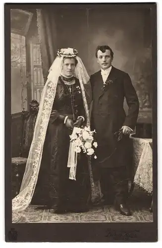 Fotografie Ludwig Kohm, Rastatt, Augustaplatz 1, Portrait junges Paar in Hochzeitskleidung mit Blumenstrauss