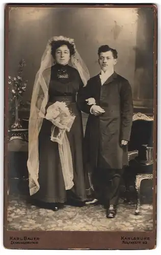 Fotografie Karl Bauer, Karlsruhe, Zähringerstrasse 41, Portrait junges Paar in Hochzeitskleidung mit Blumenstrauss
