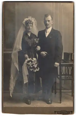 Fotografie E. Gebauer, Mülhausen, Portrait junges Paar in Hochzeitskleidung mit Blumenstrauss