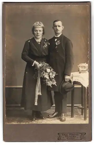 Fotografie Max Pache, Achern, Portrait junges Paar in Hochzeitskleidung mit Blumenstrauss