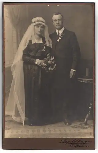 Fotografie Leopold Rogg, St. Blasien, Portrait junges Paar in Hochzeitskleidung mit Blumenstrauss