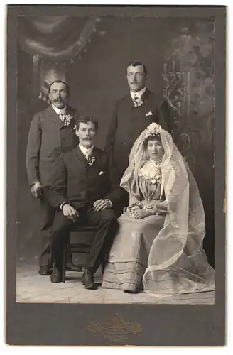 Fotografie Weigle, Monroe, Wis., Portrait bürgerliches Paar bei seiner Hochzeit