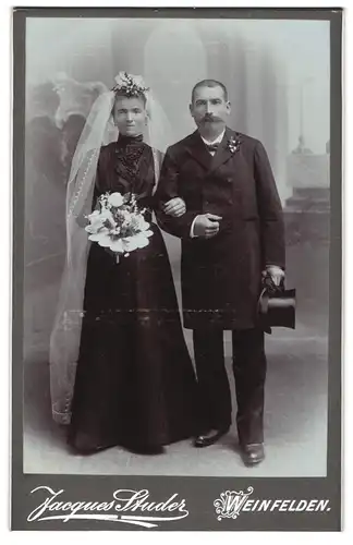 Fotografie Jacques Studer, Weinfelden, Portrait bürgerliches Paar in Hochzeitskleidung mit Blumenstrauss