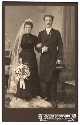 Fotografie Albert Herrmann, Karlsruhe, Durlacher Allee 38, Portrait bürgerliches Paar in Hochzeitskleidung