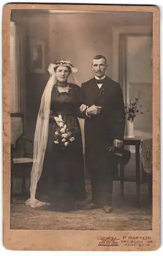 Fotografie Rudolf Märklin, Freiburg i. B., Kaiserstrasse 10, Portrait bürgerliches Paar in Hochzeitskleidung