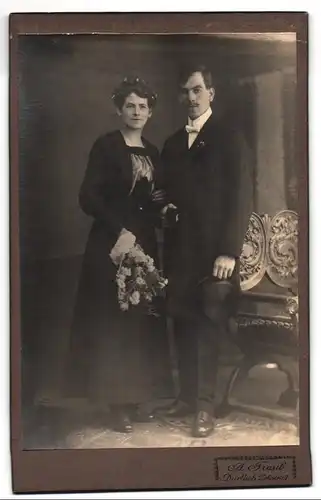 Fotografie A. Traub, Durlach, Zehntstrasse 7, Portrait bürgerliches Paar in Hochzeitskleidung mit Blumenstrauss