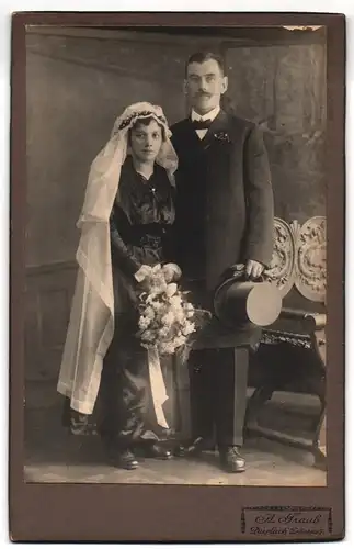 Fotografie A. Traub, Durlach, Zehntstrasse 7, Portrait bürgerliches Paar in Hochzeitskleidung mit Blumenstrauss