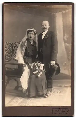 Fotografie A. Traub, Durlach, Zehntstrasse 7, Portrait bürgerliches Paar in Hochzeitskleidung mit Blumenstrauss