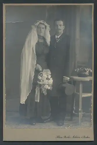 Fotografie Max Pache, Achern i. Baden, Portrait bürgerliches Paar in Hochzeitskleidung mit Blumenstrauss