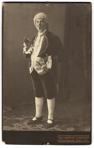 Fotografie Paul Schäfer, Wiesbaden, Theinstr. 43, Portrait Schauspieler im Bühnenkostüm mit Degen und Perücke