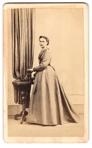 Fotografie unbekannter Fotograf und Ort, Portrait hübsche junge Frau im schlichten Biedermeierkleid schaut seitlich