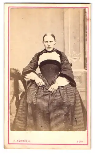 Fotografie A. Kümmerly, Bern, Marktgasse 32, Portrait Dame im taillierten Kleid posiert im Atelier