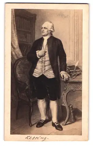 Fotografie E. H. Schroeder, Berlin, Unter den Linden 41, Portrait Dichter Gotthold Ephraim Lessing stehend am Tisch