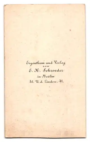 Fotografie E. H. Schroeder, Berlin, Unter den Linden 41, Portrait Dichter Gotthold Ephraim Lessing stehend am Tisch