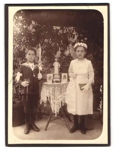 Fotografie unbekannter Fotograf und Ort, Portrait Bruder und Schwester in Kommunionskleidung mit Kerze und Bibel