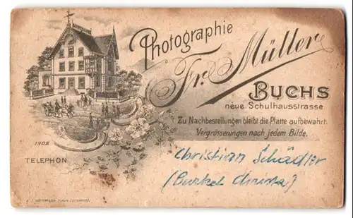 Fotografie Fr. Müller, Buchs, neue Schulhausstr., Ansicht Buchs, Blick auf das Gebäude des Fotografen mit Wetterhahn