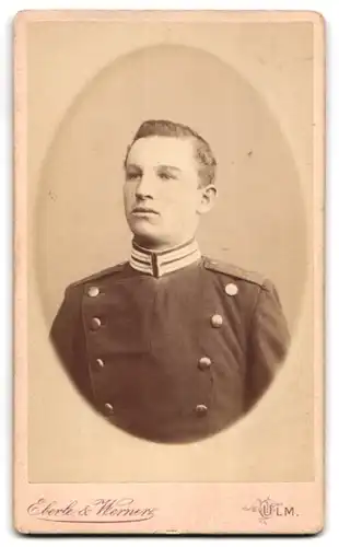 Fotografie Eberle & Werner, Ulm, Neuthorstr., Ansicht Ulm, Stadtansicht und Fahnen mit Waffen, Pickelhaube