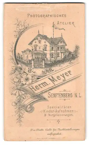 Fotografie Herm. Meyer, Senftenberg, Ansicht Senftenberg, Ateliersgebäude mit grossen Eingangstor