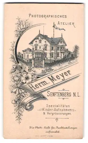 Fotografie Herm. Meyer, Senftenberg, Ansicht Senftenberg, Ateliersgebäude mit Gartentor des Fotografen
