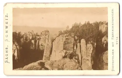 Fotografie unbekannter Fotograf, Ansicht Bastei / Sächsische Schweiz, Basteifelsen & Restaurations-Gebäude