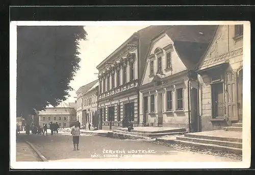 AK Cerveny Kostelec, Strassenpartie mit Passanten