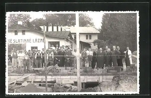 Foto-AK Lazne Belohrad, Handwerker und Geschäftsmänner bei Grundsteinlegung, 1935